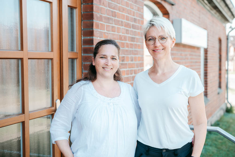 Katrin Wiegel und Doreen Schulzke vor Physiotherapiepraxis in Vellahn